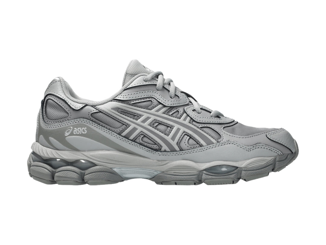 Tenis ASICS GEL-NYC color gris heather con diseño deportivo y suela amortiguada.