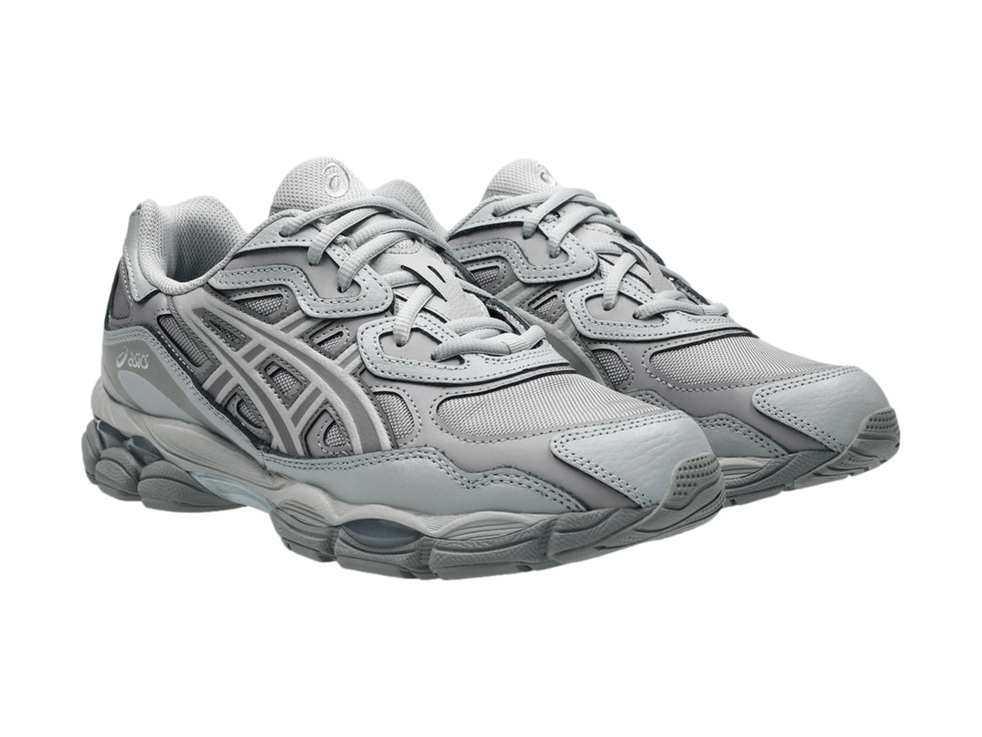 Tenis ASICS GEL-NYC color gris heather con diseño deportivo y suela amortiguada.