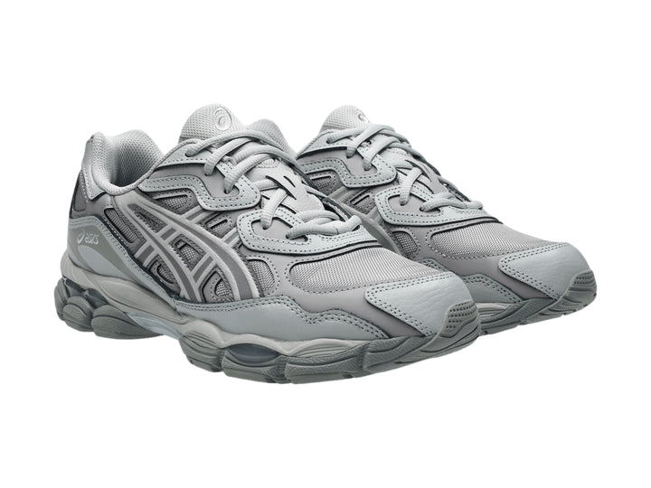 Tenis ASICS GEL-NYC color gris heather con diseño deportivo y suela amortiguada.