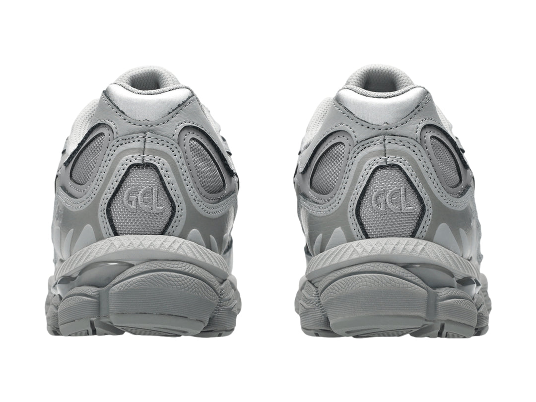 Tenis ASICS GEL-NYC color gris heather con diseño deportivo y suela amortiguada.