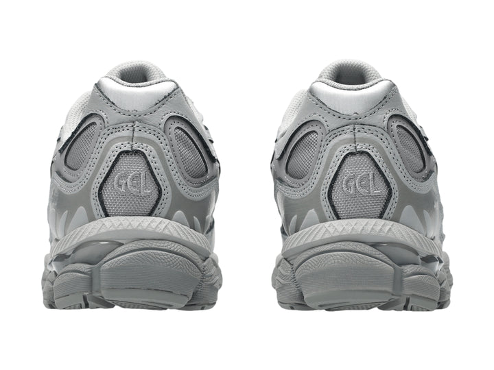 Tenis ASICS GEL-NYC color gris heather con diseño deportivo y suela amortiguada.