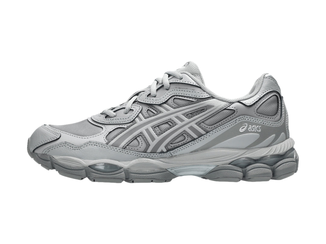 Tenis ASICS GEL-NYC color gris heather con diseño deportivo y suela amortiguada.