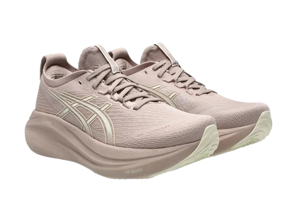 Tenis deportivos ASICS GEL-NIMBUS 27 para mujer en color morado claro con suela amortiguada.