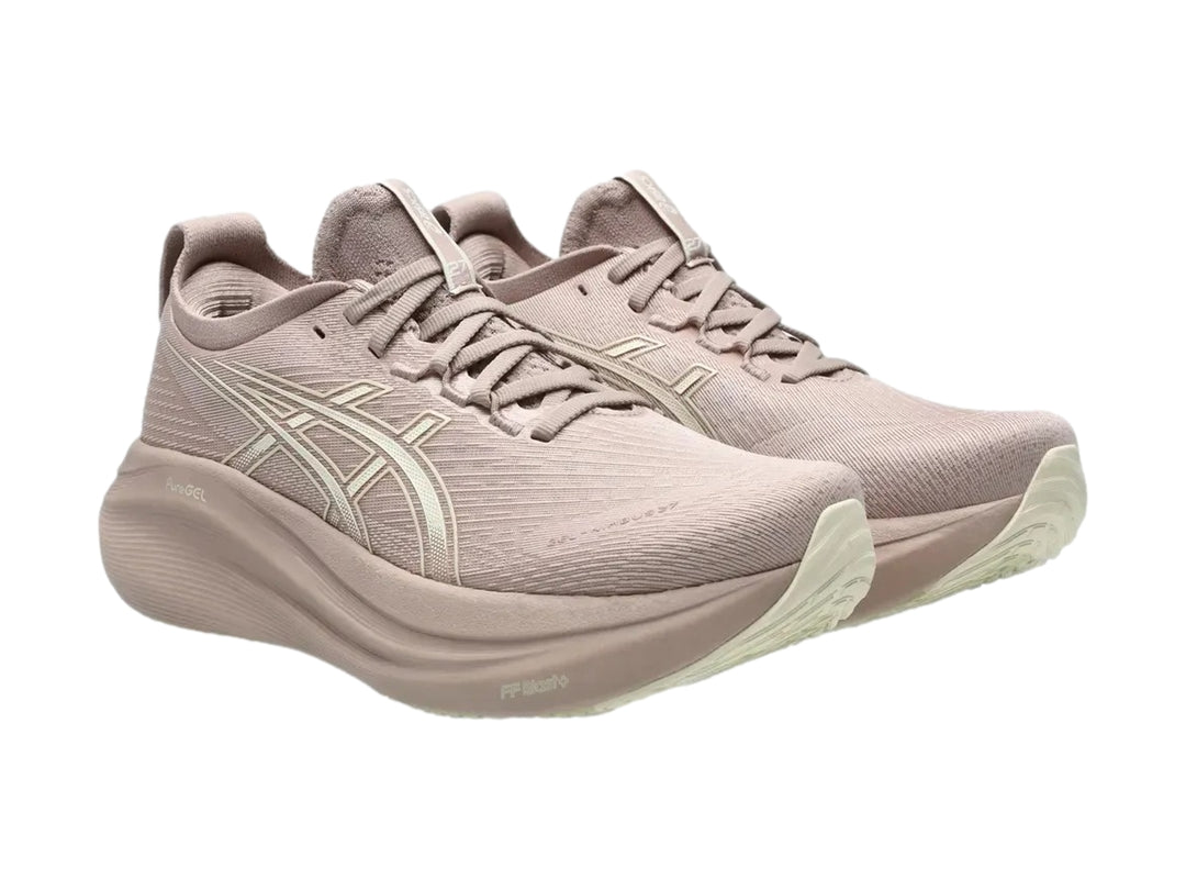 Tenis deportivos ASICS GEL-NIMBUS 27 para mujer en color morado claro con suela amortiguada.