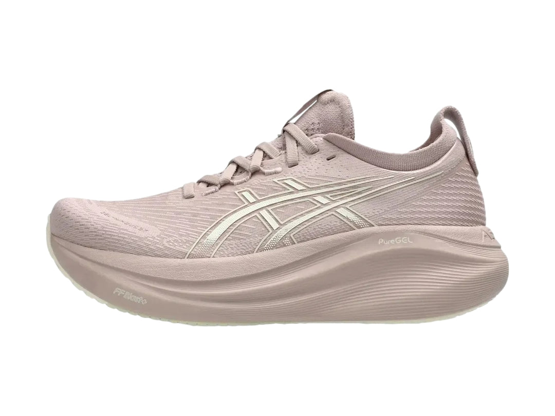 Tenis deportivos ASICS GEL-NIMBUS 27 para mujer en color morado claro con suela amortiguada.