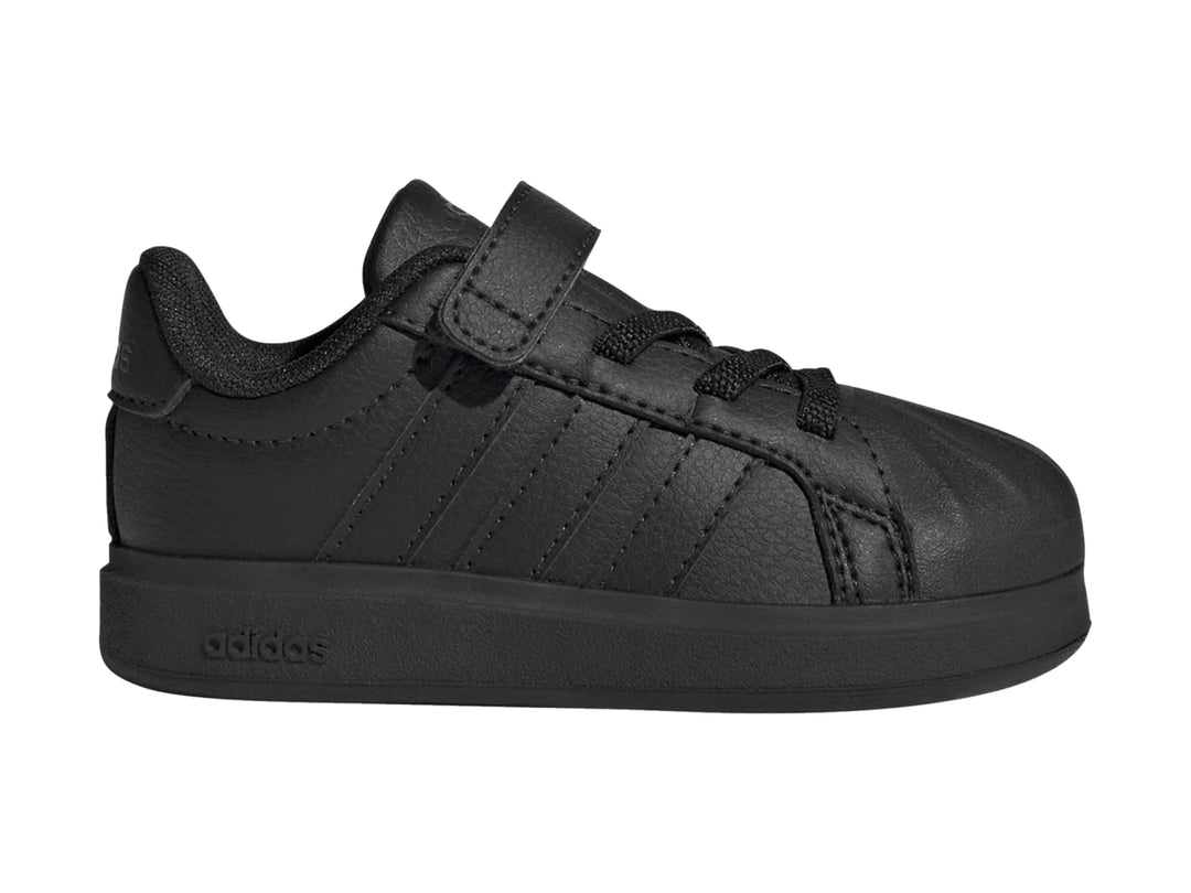 Tenis Adidas Streettalk color negro total con cierre de correa y agujetas para niños.