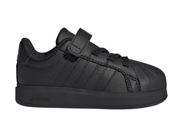 Tenis Adidas Streettalk color negro total con cierre de correa y agujetas para niños.