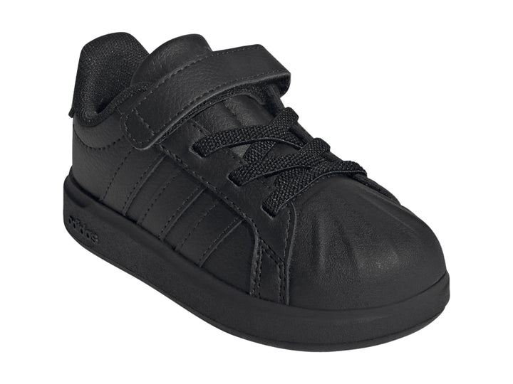 Tenis Adidas Streettalk color negro total con cierre de correa y agujetas para niños.