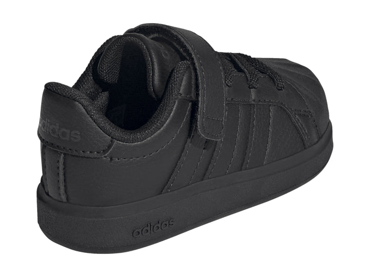 Tenis Adidas Streettalk color negro total con cierre de correa y agujetas para niños.