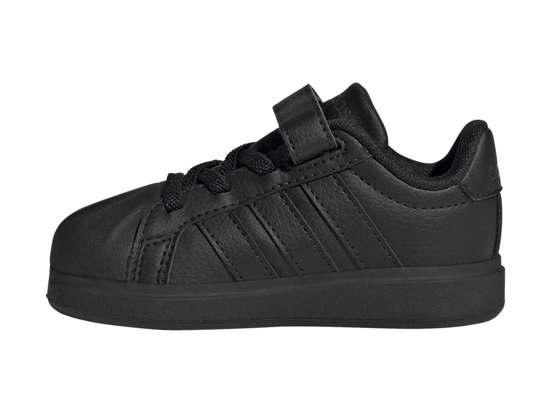 Tenis Adidas Streettalk color negro total con cierre de correa y agujetas para niños.