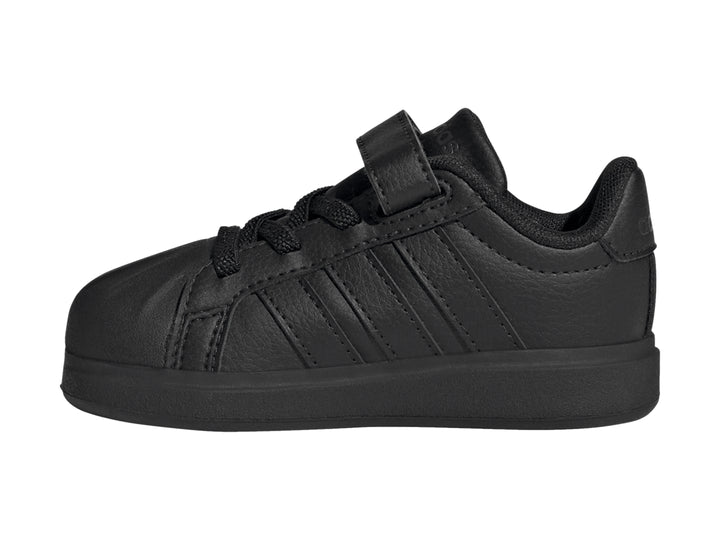 Tenis Adidas Streettalk color negro total con cierre de correa y agujetas para niños.