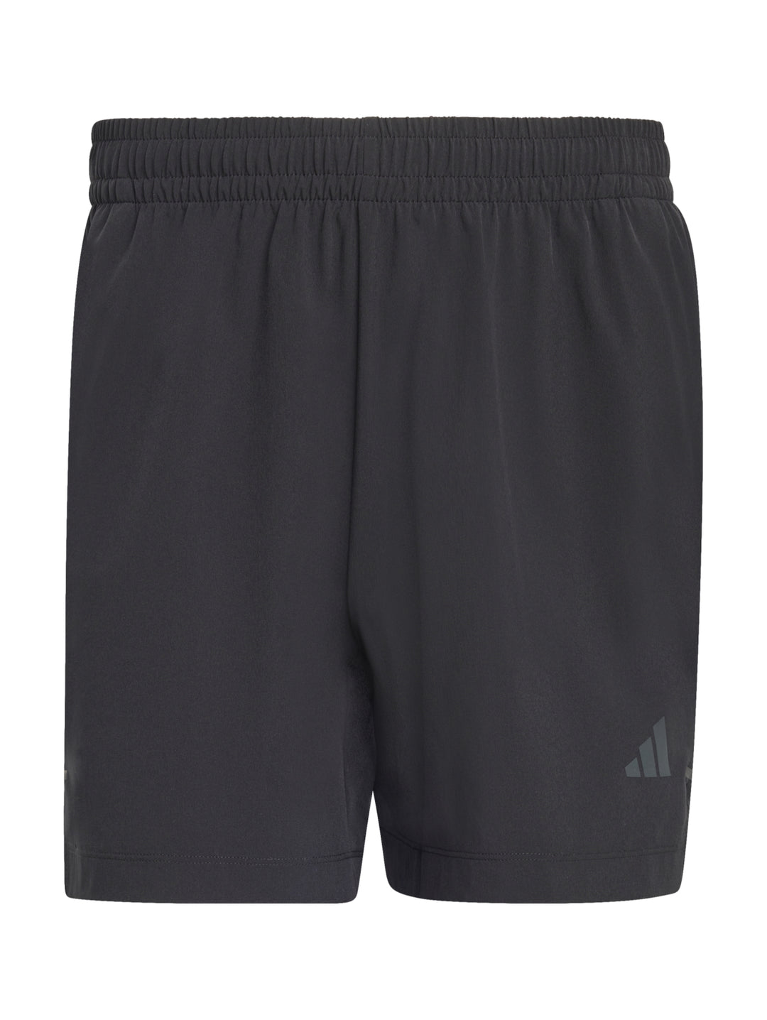 Hombre vistiendo shorts deportivos negros de la marca Adidas.