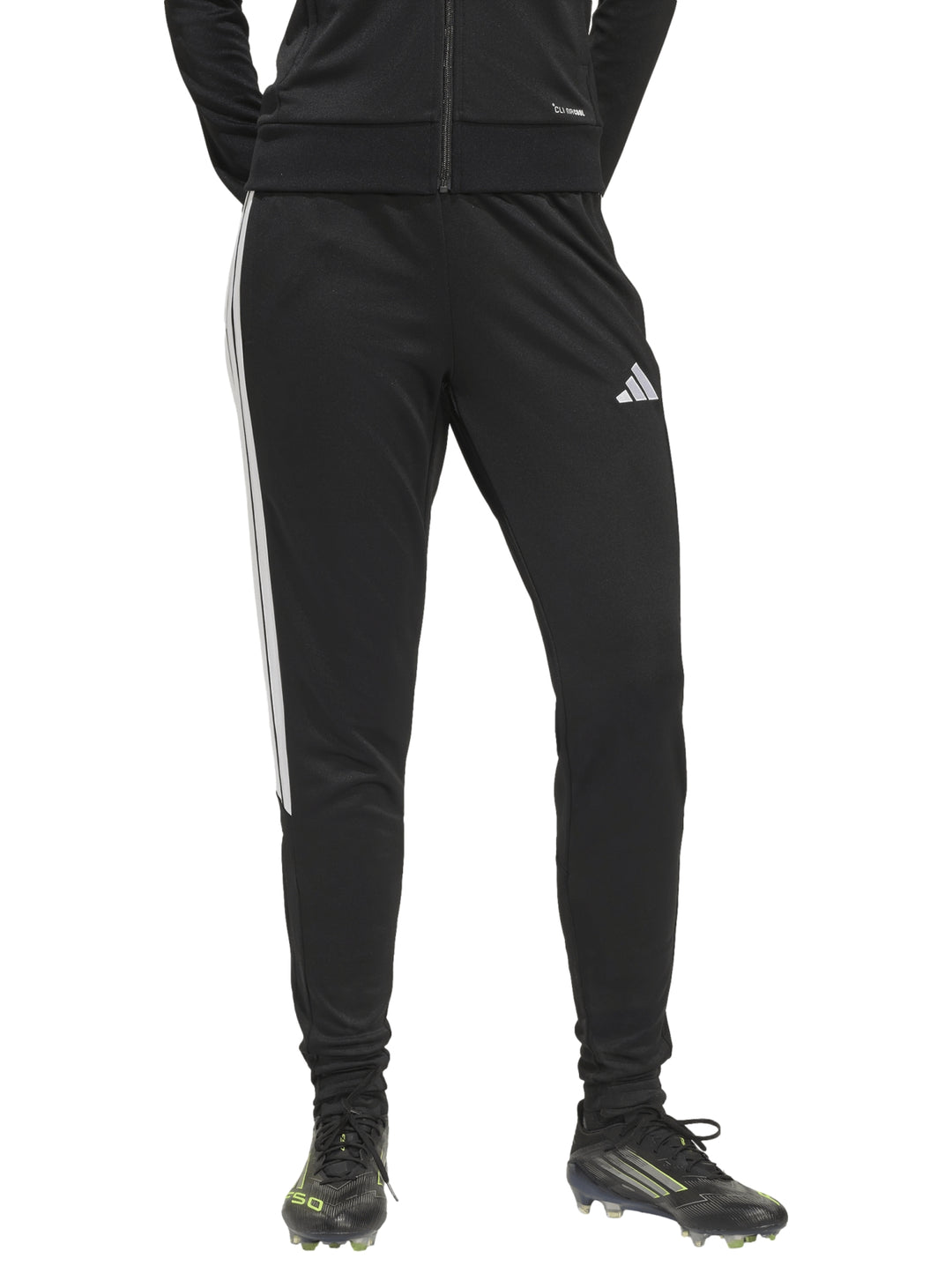 Pantalón deportivo Adidas color negro con rayas blancas laterales y logotipo en el muslo.