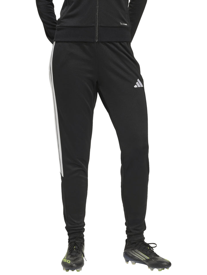 Pantalón deportivo Adidas color negro con rayas blancas laterales y logotipo en el muslo.