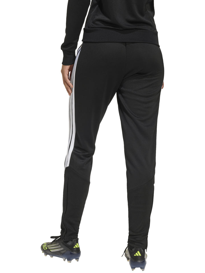 Pantalón deportivo Adidas color negro con rayas blancas laterales y logotipo en el muslo.