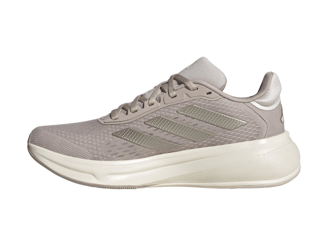 Tenis deportivos Adidas Response Super en color taupe con suela blanca y tejido transpirable.