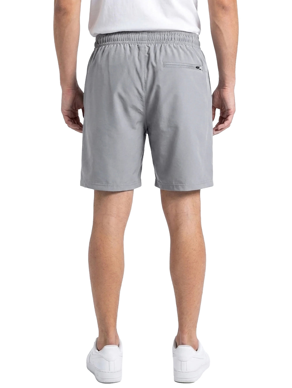 Hombre vistiendo shorts deportivos de color gris marca Everlast con cintura elástica.