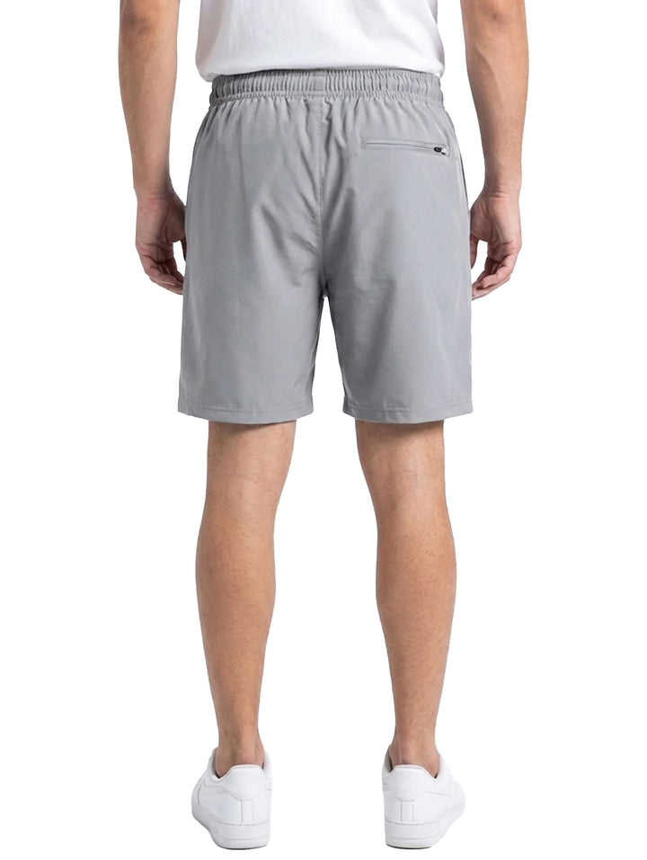 Hombre vistiendo shorts deportivos de color gris marca Everlast con cintura elástica.