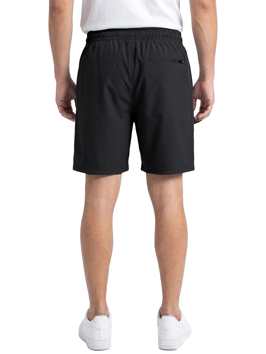 Hombre vistiendo shorts deportivos color negro de la marca Everlast con tenis blancos.