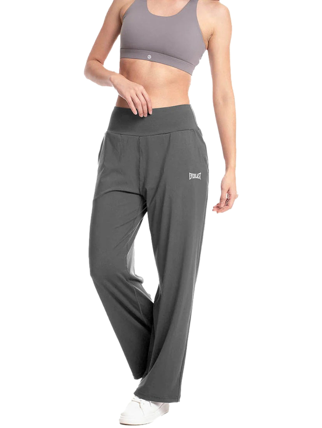 Mujer vistiendo pantalón deportivo Everlast en color gris oscuro con corte recto y cintura elástica.