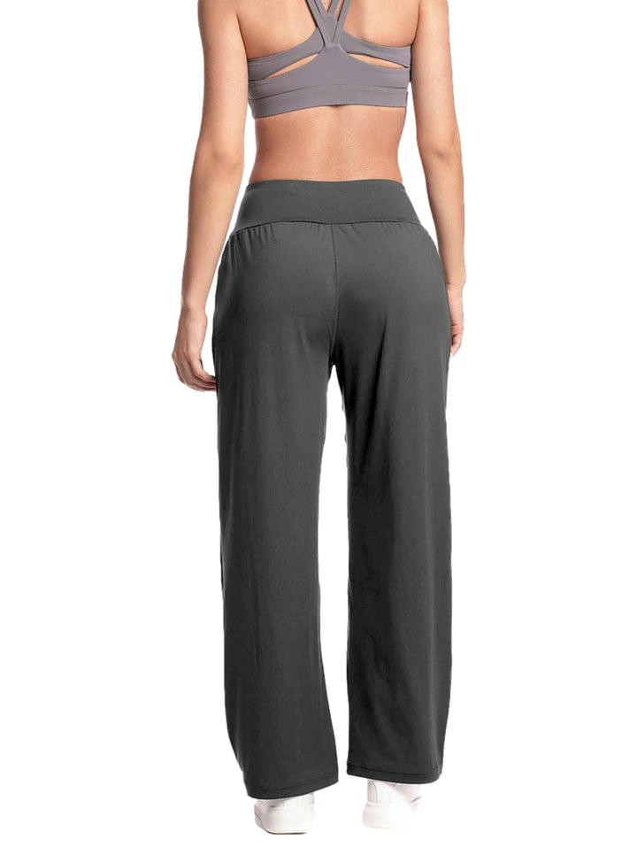 Mujer vistiendo pantalón deportivo Everlast en color gris oscuro con corte recto y cintura elástica.