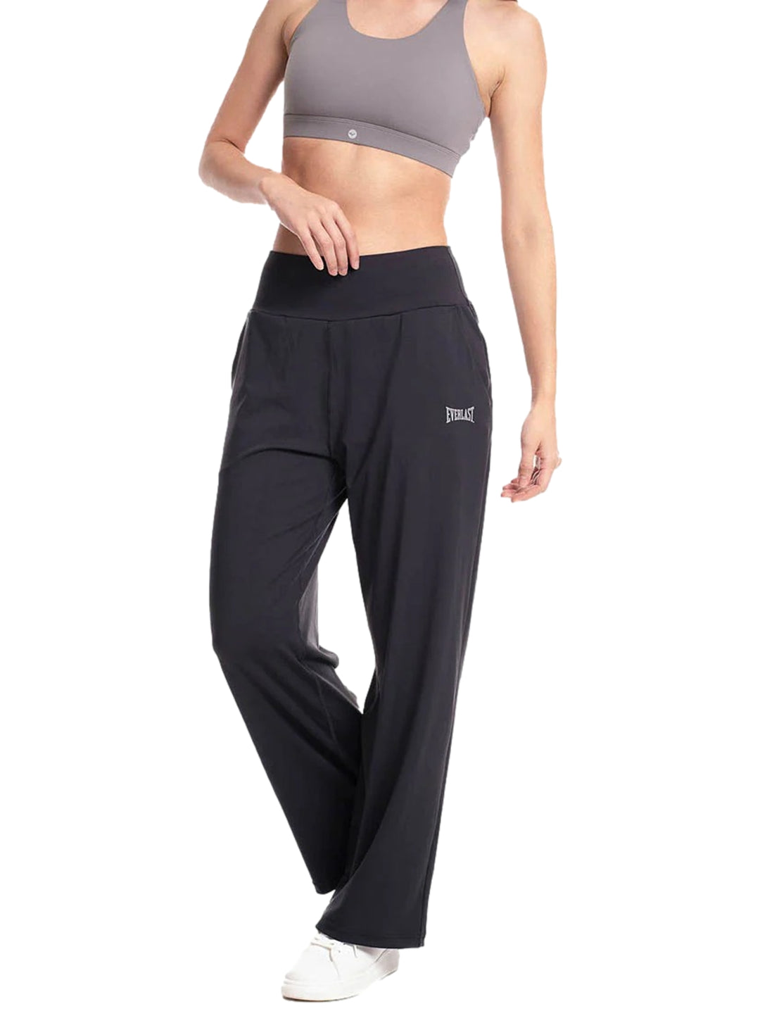 Mujer vistiendo pantalón deportivo Everlast color negro de corte recto y cintura elástica.