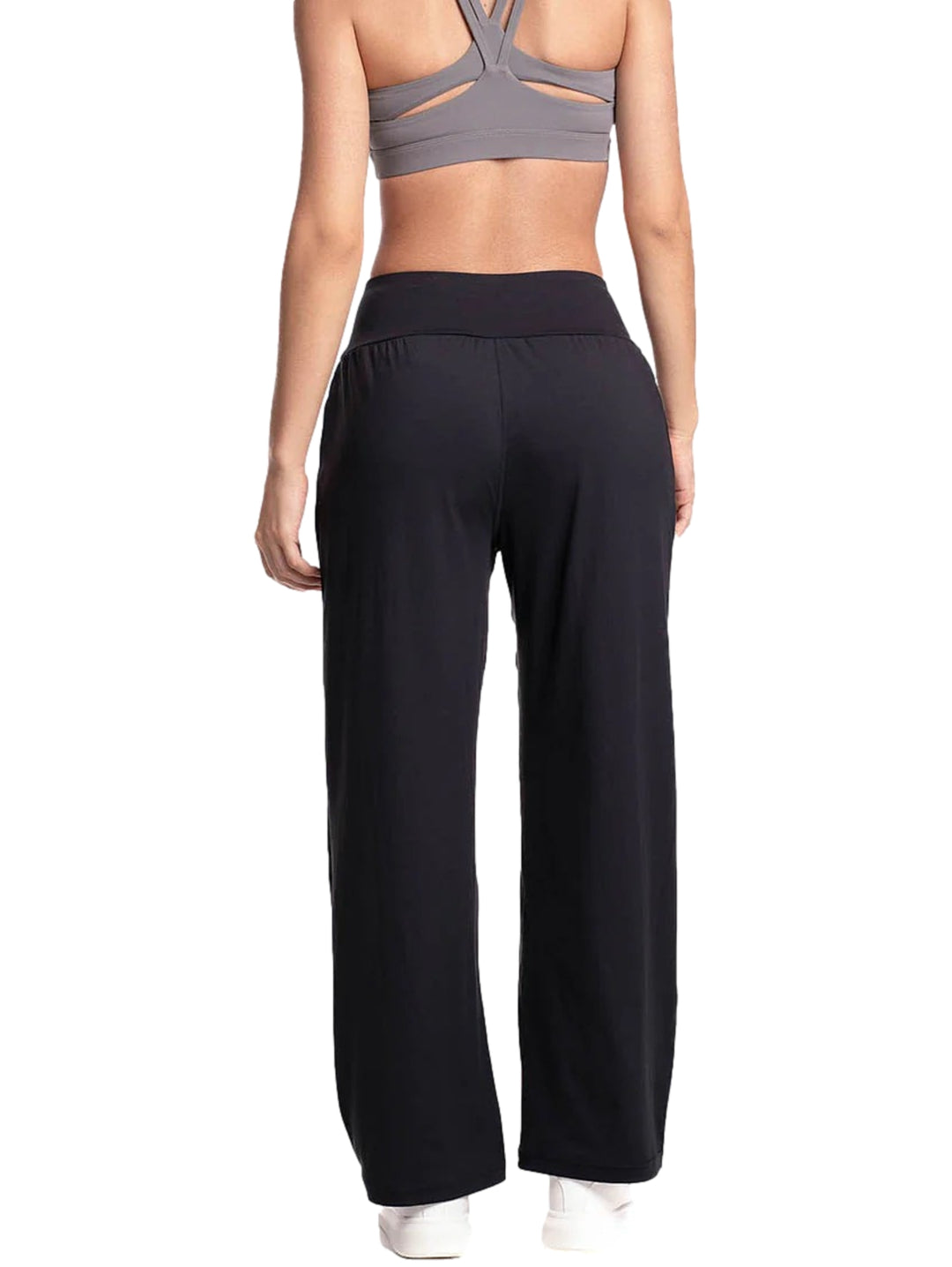 Mujer vistiendo pantalón deportivo Everlast color negro de corte recto y cintura elástica.