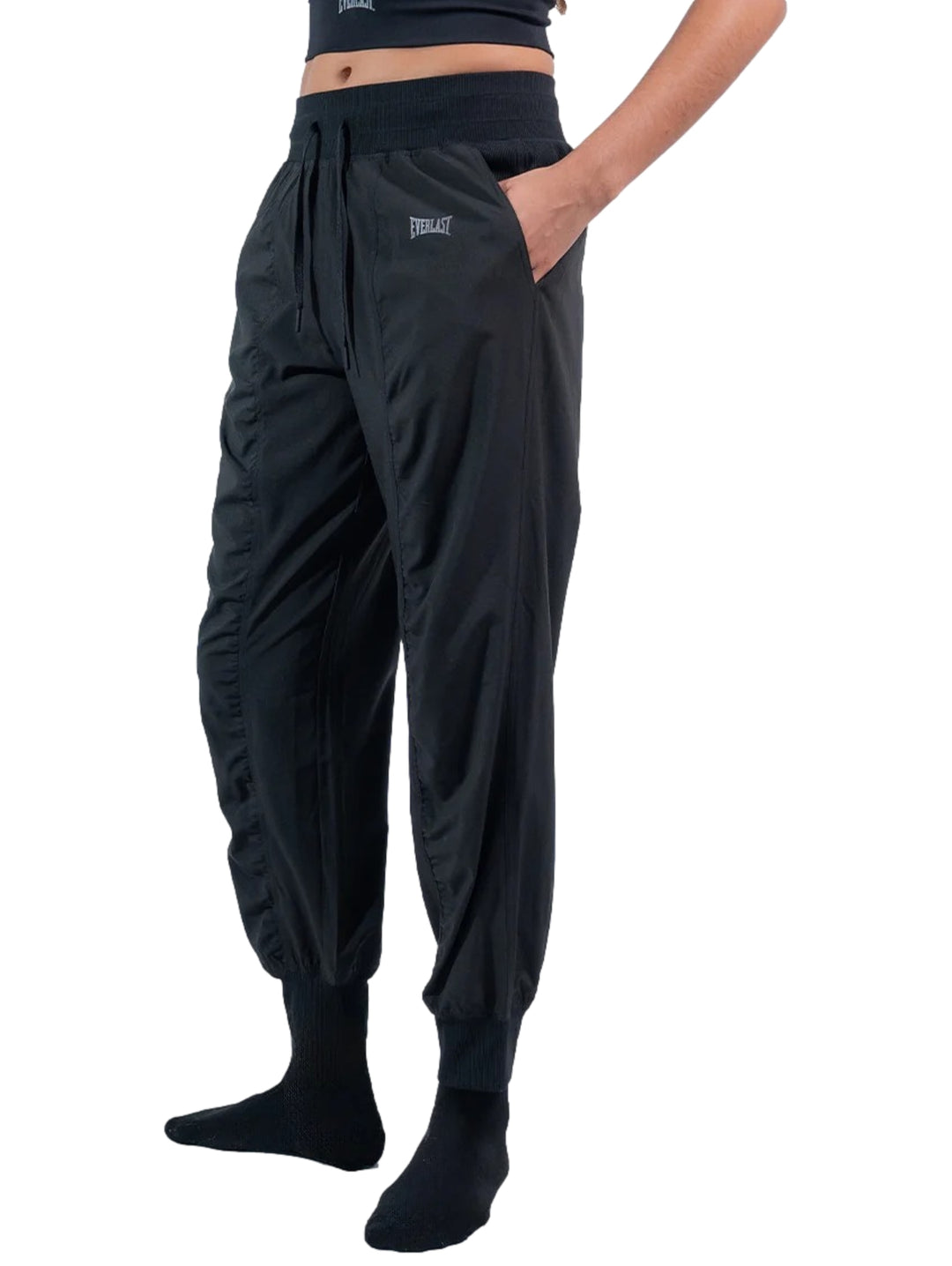 Pantalones deportivos negros de la marca Everlast con corte holgado y tobillos ajustados.
