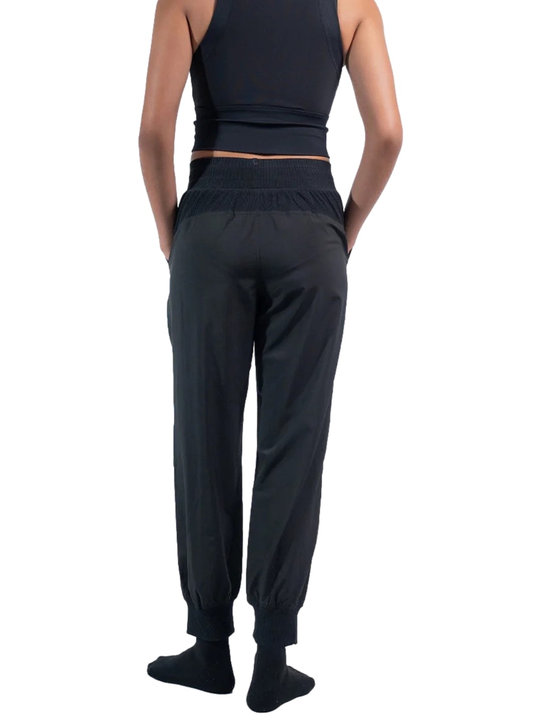 Pantalones deportivos negros de la marca Everlast con corte holgado y tobillos ajustados.