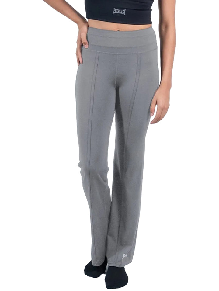 Mujer vistiendo leggings deportivos de color gris marca Everlast.