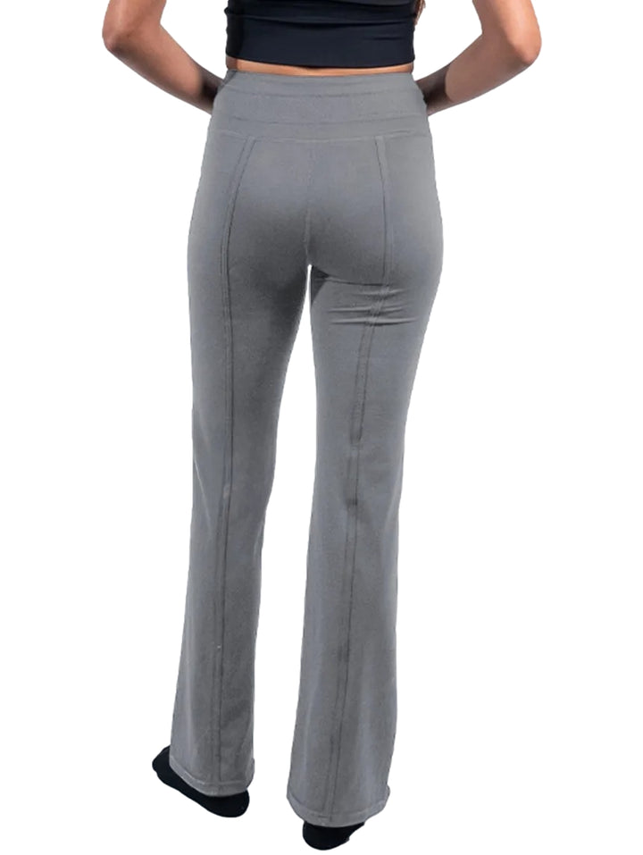 Mujer vistiendo leggings deportivos de color gris marca Everlast.