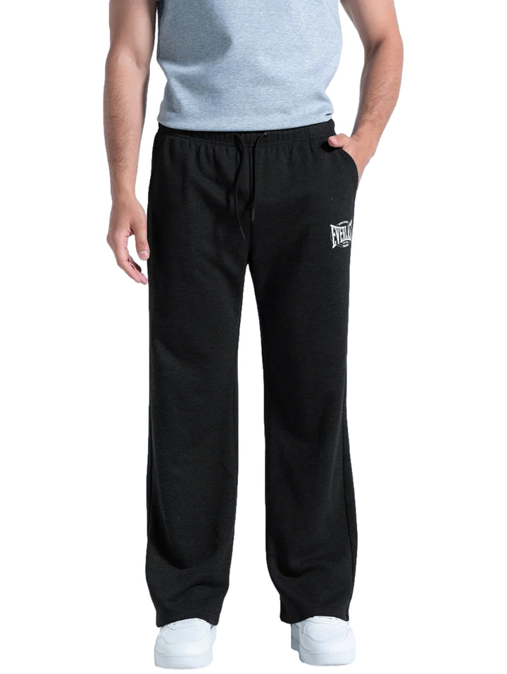 Pantalón deportivo negro de la marca Everlast con corte recto y cintura elástica.
