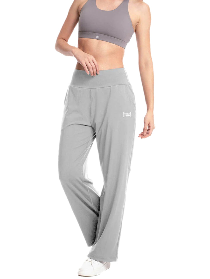 Mujer vistiendo pantalón deportivo Everlast color gris con cintura ancha y corte recto.