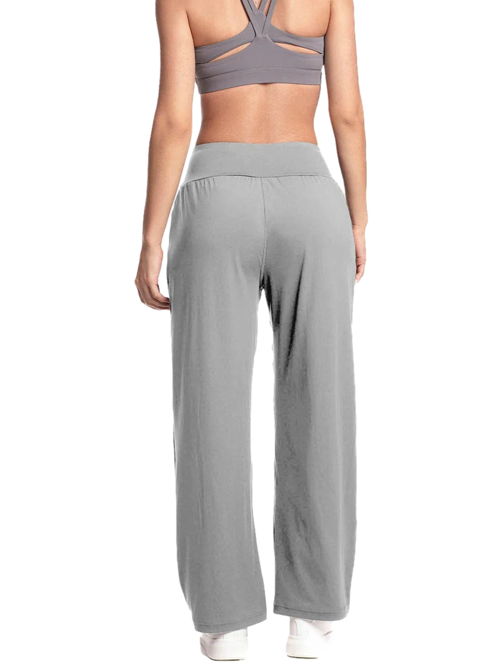 Mujer vistiendo pantalón deportivo Everlast color gris con cintura ancha y corte recto.