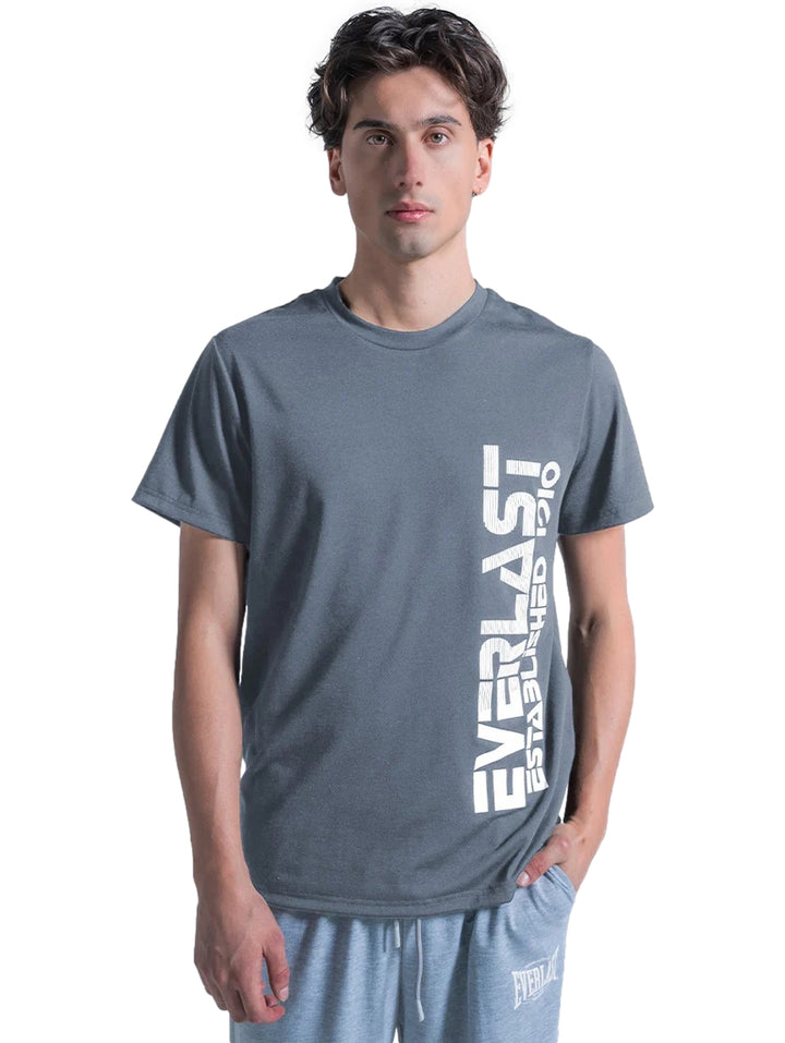 Hombre vistiendo playera deportiva azul de manga corta con logotipo blanco vertical de Everlast.