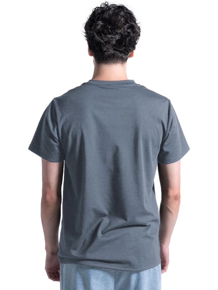 Hombre vistiendo playera deportiva azul de manga corta con logotipo blanco vertical de Everlast.