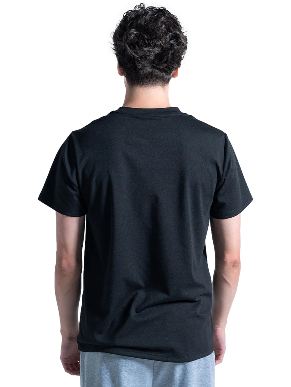 Hombre vistiendo playera deportiva negra de manga corta con logotipo blanco vertical de Everlast.