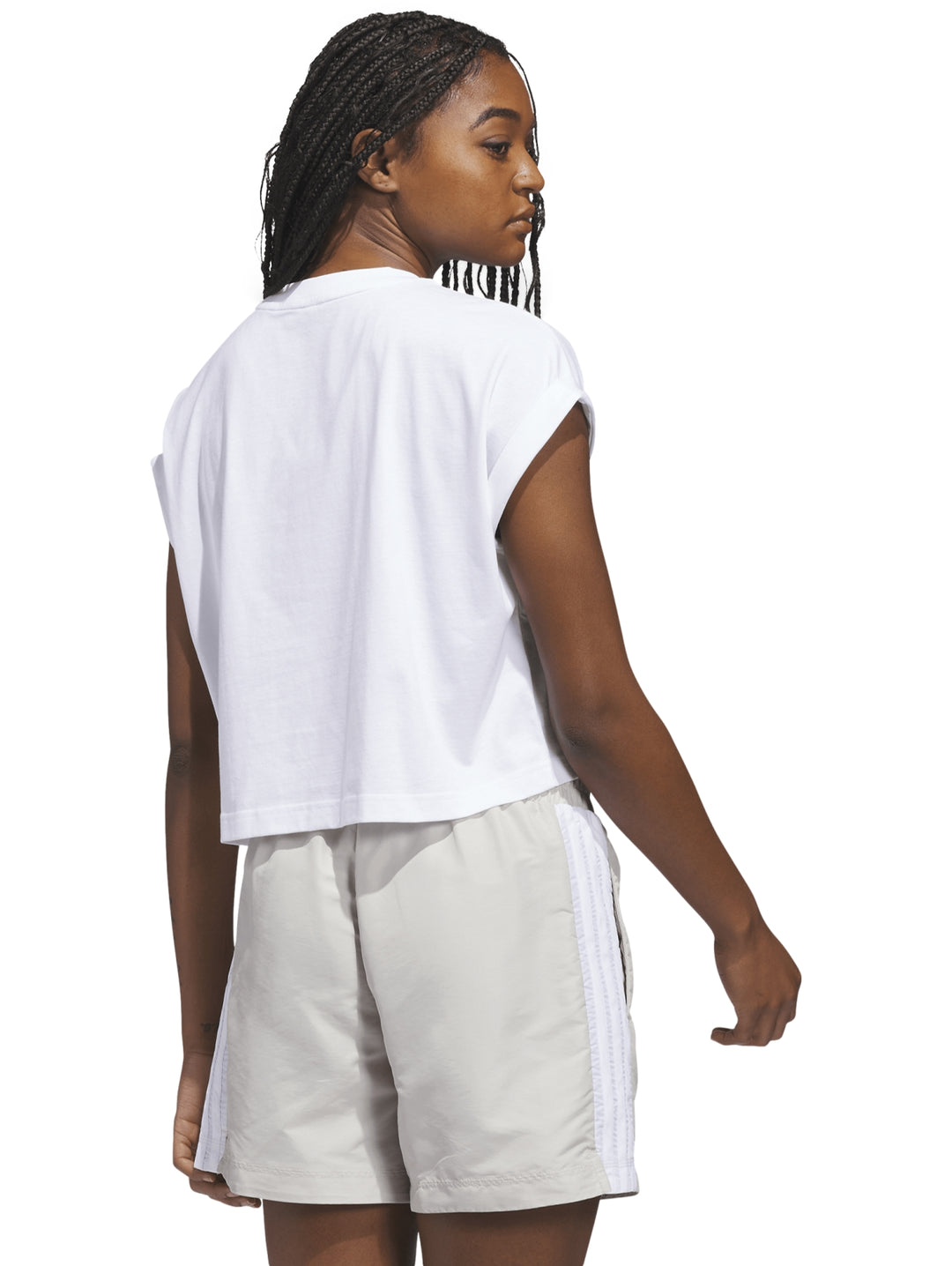 Camiseta blanca Adidas con estampado gráfico floral colorido en el frente.