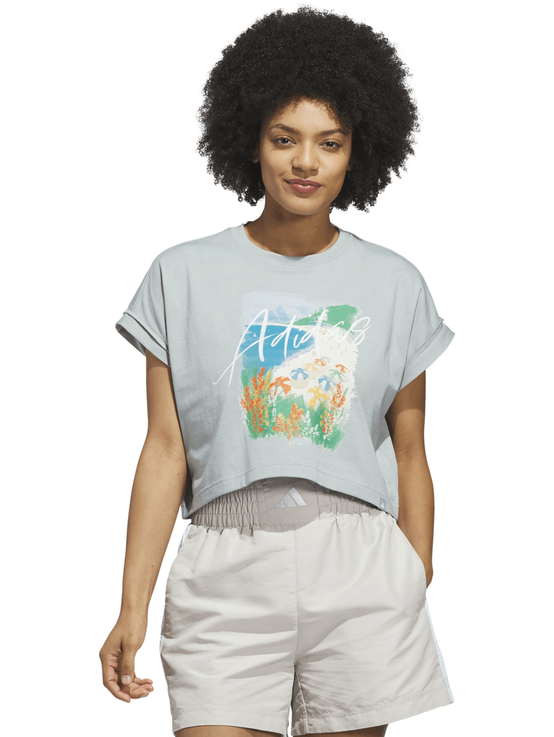 Playera Adidas color Wonder Sage con estampado gráfico frontal y cuello redondo.