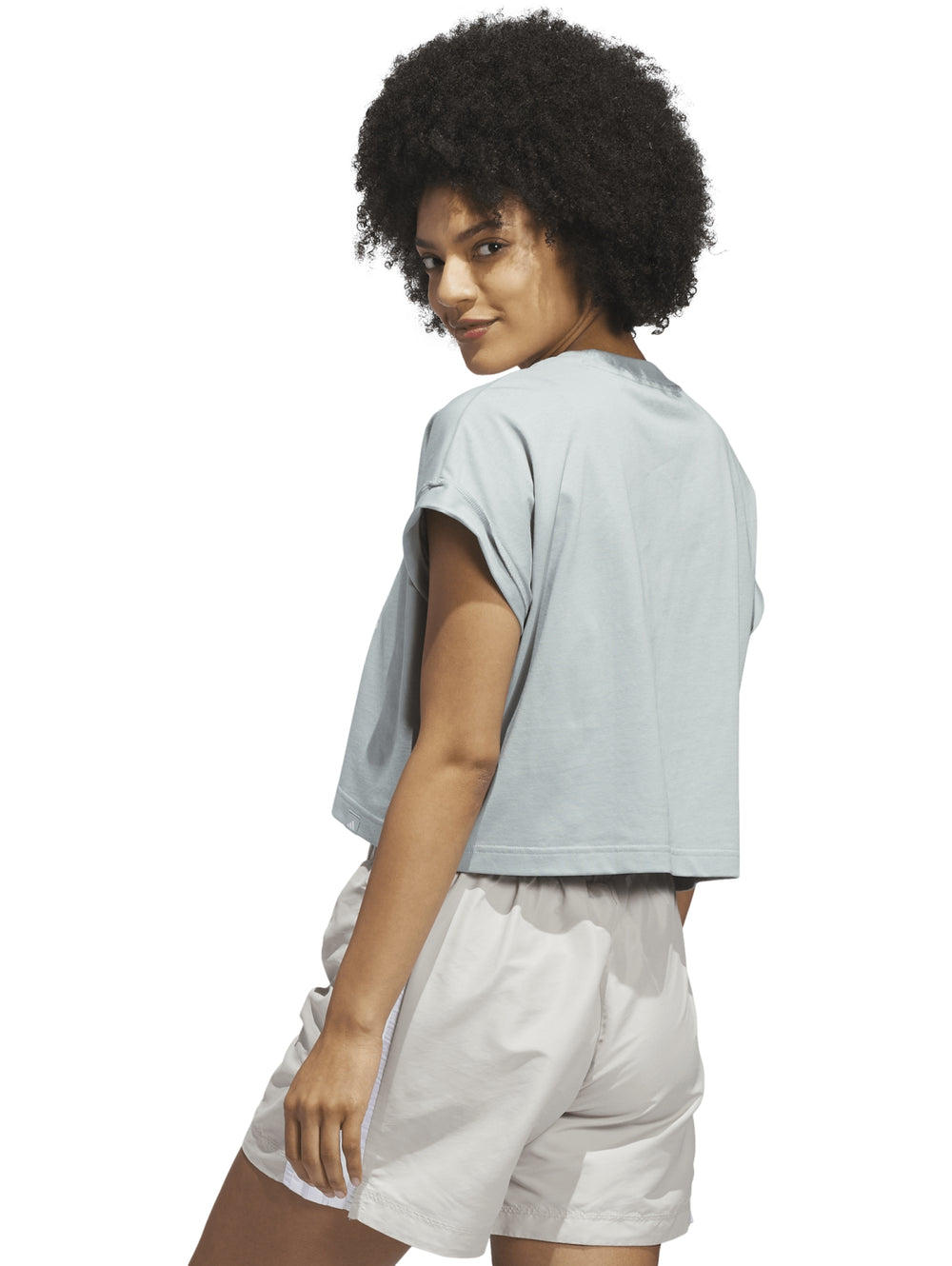 Playera Adidas color Wonder Sage con estampado gráfico frontal y cuello redondo.