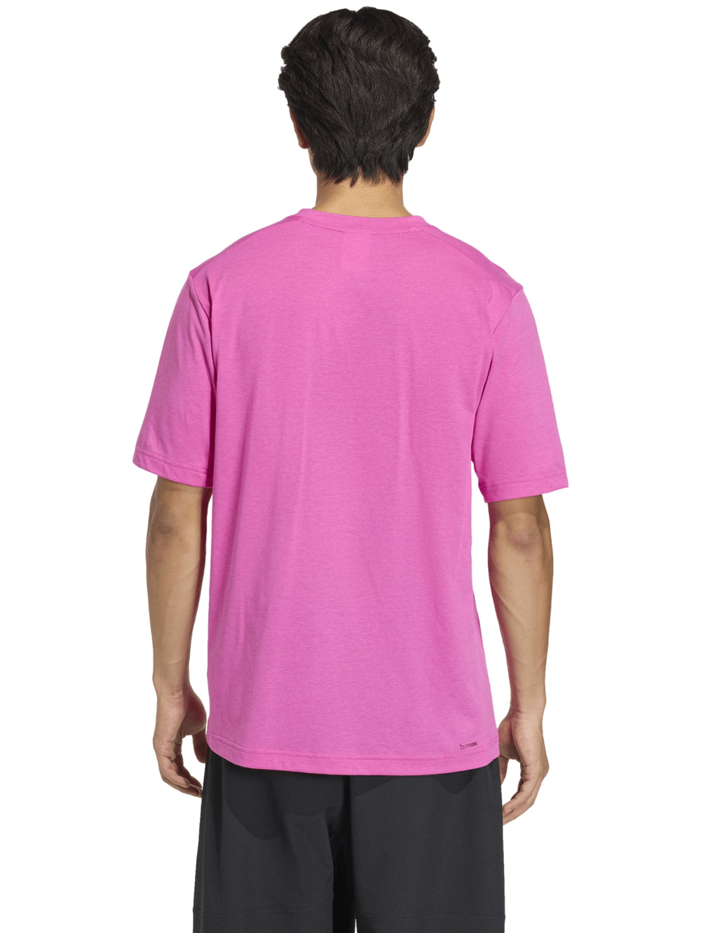 Hombre usando playera deportiva Adidas color fucsia con cuello redondo y manga corta.