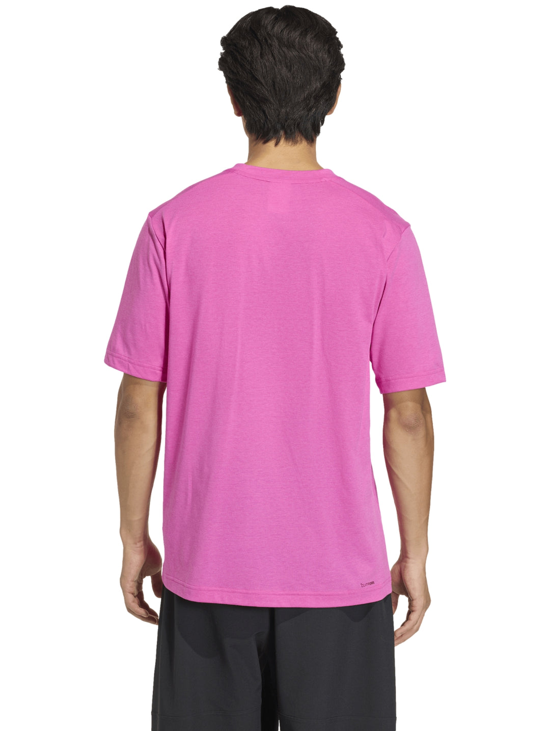 Hombre usando playera deportiva Adidas color fucsia con cuello redondo y manga corta.