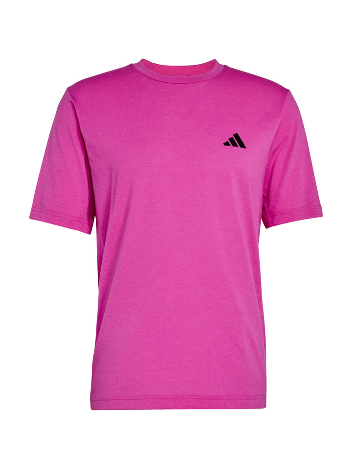 Hombre usando playera deportiva Adidas color fucsia con cuello redondo y manga corta.