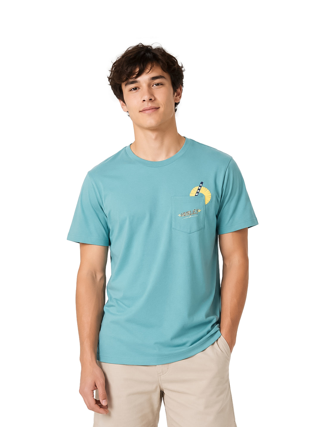 Hombre usando playera Hurley color Broken Jade con bolsillo frontal y pantalones beige.