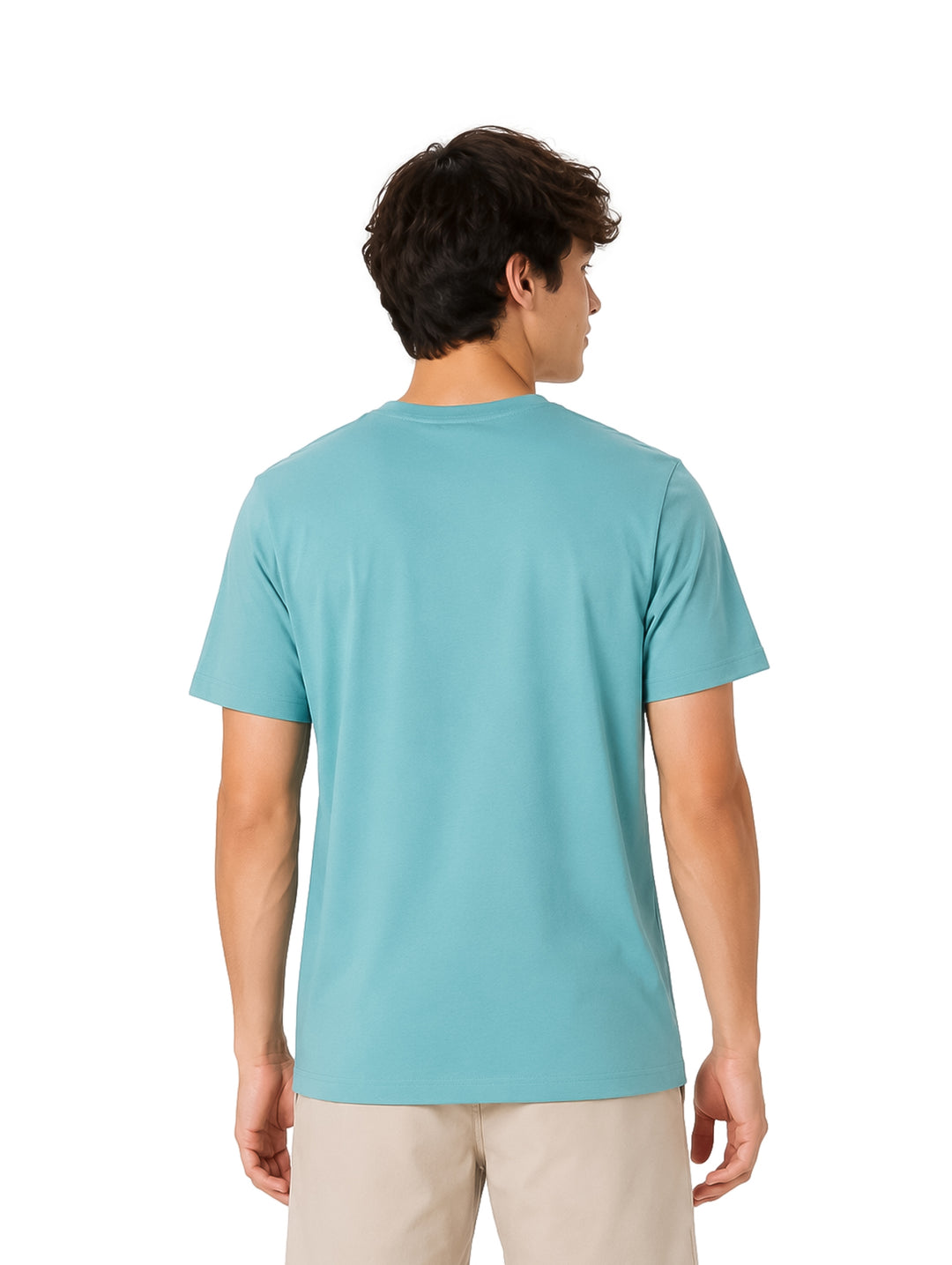 Hombre usando playera Hurley color Broken Jade con bolsillo frontal y pantalones beige.