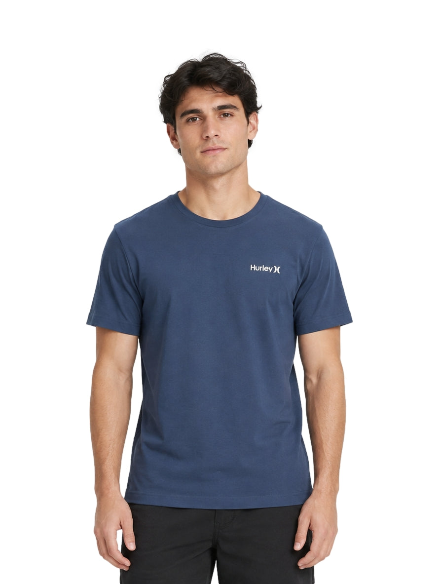 Hombre vistiendo playera Hurley de manga corta en color azul dark denim con logotipo blanco en el pecho.