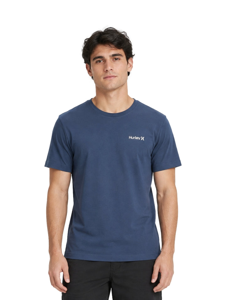Hombre vistiendo playera Hurley de manga corta en color azul dark denim con logotipo blanco en el pecho.