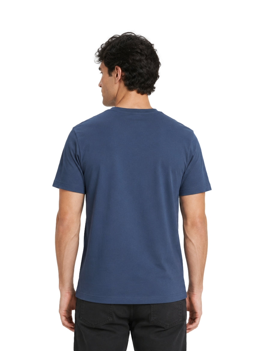 Hombre vistiendo playera Hurley de manga corta en color azul dark denim con logotipo blanco en el pecho.