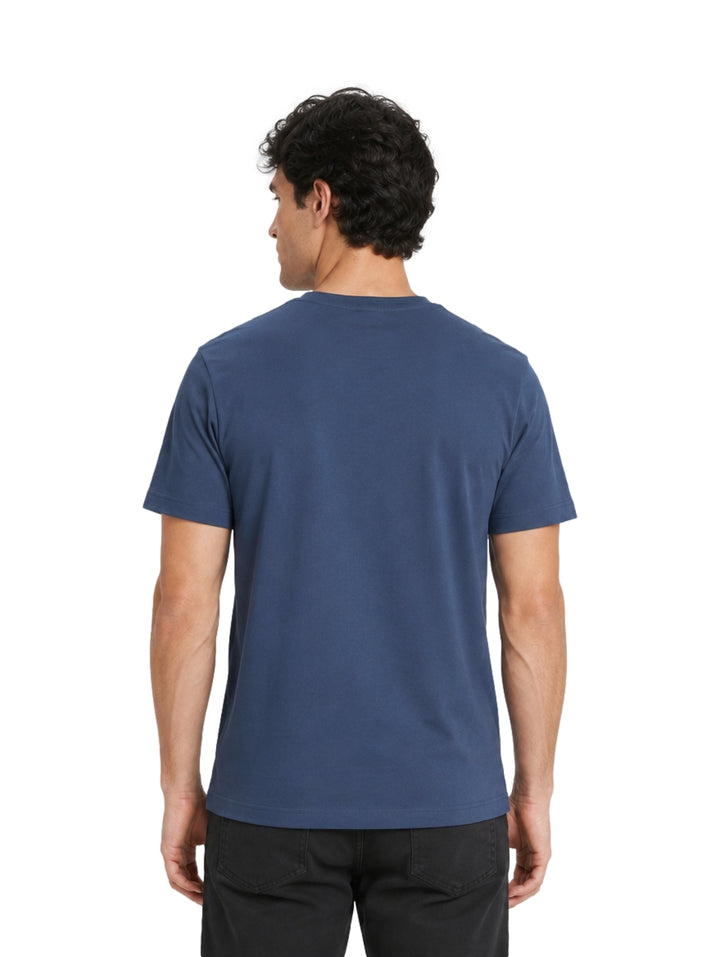 Hombre vistiendo playera Hurley de manga corta en color azul dark denim con logotipo blanco en el pecho.