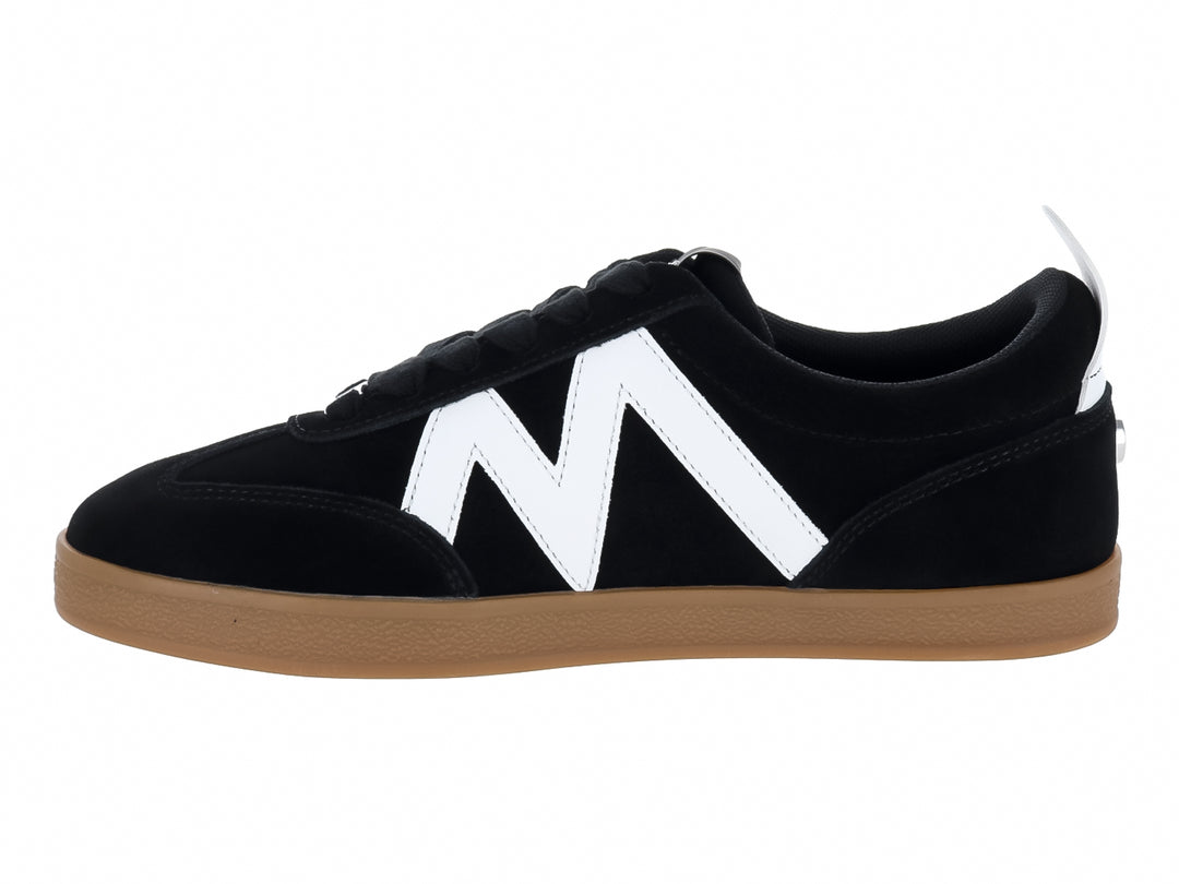 Tenis de gamuza negra con suela color café y detalle blanco lateral.